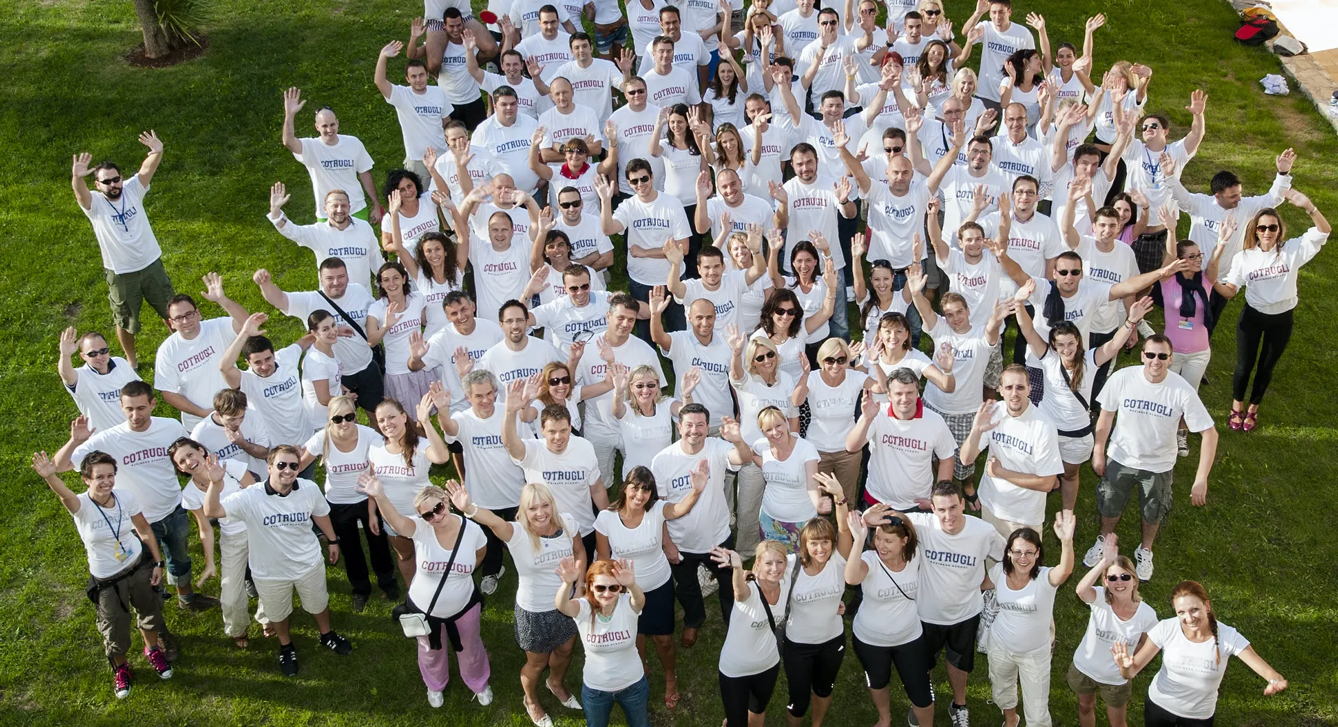 Members of the COTRUGLI community gathered outdoors